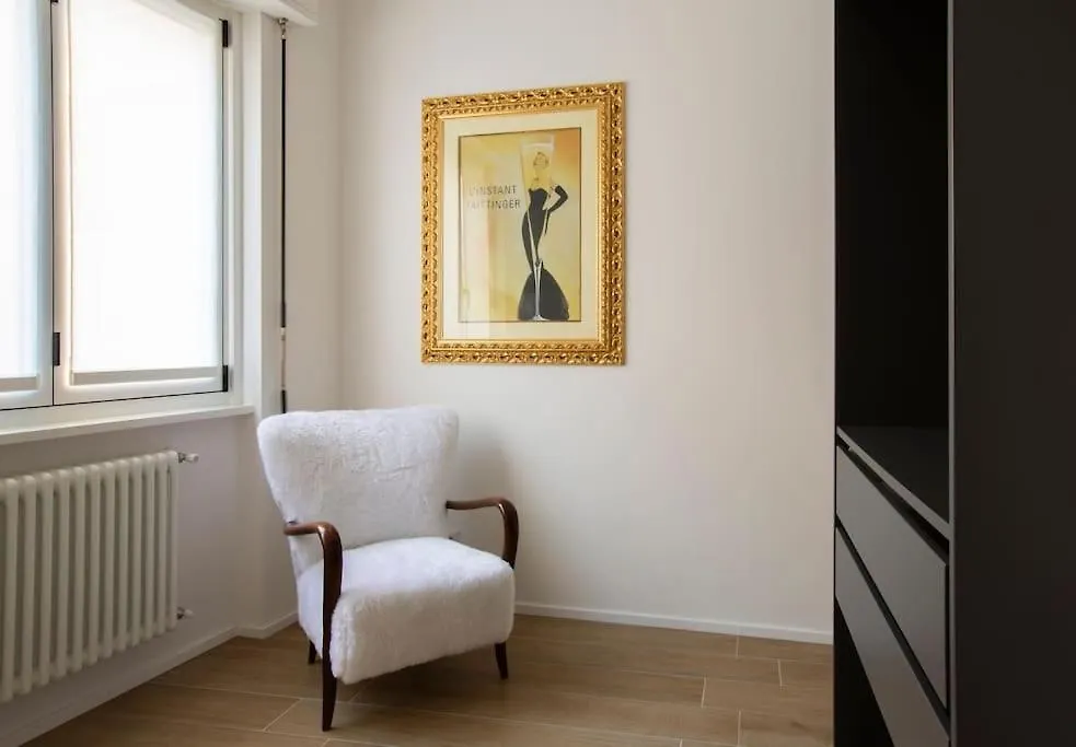 -Art Gallery- Luxury Boutique In Center Of Côme Italia